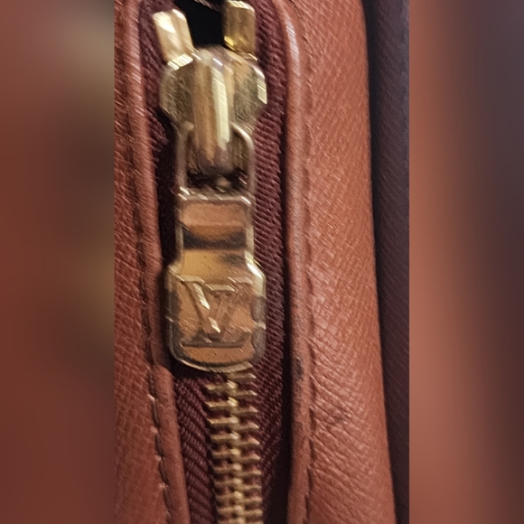 Louis Vuitton Orsay clutch/wristlet. Int & ext pockets have been cleaned out. - Picture 16 of 16